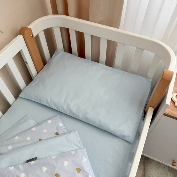 Set lenjerie de schimb pentru patut bebe 3 piese Inimioare albastre (4)